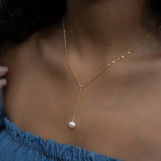 "Beautiful Freshwater Pearl Lariat. Simple but still such a stunning piece!! - - - D E T A I L S - - -  * Made of 925 Sterling Silver * Available in 14k Gold or Rhodium plated * We use a THICK plating for a piece that will last you years to come! * 16\" + 3\" Ext Chain * 1.5\" Drop Chain * Natural Freshwater Pearls - 7-8mm * Nickel-free & Hypoallergenic * Featuring a twisted chain  Made with 100% Pure Love ♡ Happy to answer any questions you may have! 🥰 Let's Connect! 🥰 IG: samijewels_" Lariat Necklace Outfit, Pearl Necklace Freshwater, Pearl Lariat Necklace, Pearl Lariat, Necklace Outfit, Twisted Chain, Prom Accessories, Y Necklace, Pure Love