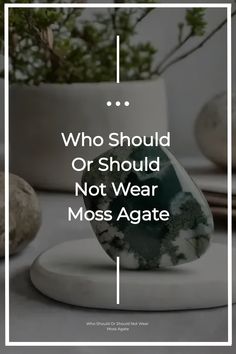 As a Reiki healer, I get a lot of questions about who should wear moss agate jewelry or keep moss agate around. Makes sense, right? With its stunning green color and connection to nature, moss agate is irresistible! Crystals Healing Properties, Crystals Healing