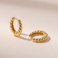 Description - Complete your beach day fit with our Seaside Twisted Hoops. Made of high-quality 24k gold plating technology, making them perfect for everyday wear! Stack with our Seashell Earrings for a cute everyday look. • Width : 16mm • Premium Alpha Brass + 24k gold plating • Water-Resistant & Sweatproof - shower, swim, and exercise with it, the color remains perfect • Hypoallergenic Jewelry Care: - Wipe with a soft cloth + jewelry cleaner every 3-4 months for a clean polished look. Sunnie Jewelry 1 year warranty Minimalist Gold Hoop Earrings For Summer, Casual Gold Hoop Earrings As Gift, Casual Gold Hoop Earrings For Gift, Trendy Gold Hoop Earrings For Beach, Casual Gold Earrings For Beach, Cloth Jewelry, Seashell Earrings, Hypoallergenic Jewelry, Jewelry Outfit