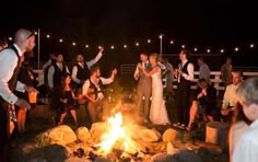 17 dicas de atrações para casamento sem pista de dança Wedding Fire Pit, Backyard Bonfire Ideas, Wedding Bonfire, Bonfire Pit, Backyard Reception