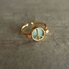 Now more than ever, peace and love my friends ☮ Adjustable ring from size 49 to size 60. 1 turquoise stone of 10 mm. Turquoise represents luck, peace and protection. Gold plated brass alloy base. Attention, the natural stones are all unique and may have slight color differences compared to that presented on this site. All my jewelry comes with an organza pouch. Adjustable Gold Spiritual Turquoise Ring, Adjustable Gold Turquoise Ring In Spiritual Style, Adjustable Gold Turquoise Ring, Gold Adjustable Turquoise Ring, Gold Turquoise Ring Gift, Gold Turquoise Ring For Gift, Unique Gold Turquoise Ring Gift, Vintage Jewelry With Peace Sign As Gift, Vintage Jewelry With Peace Sign For Gift