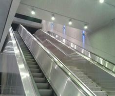 an escalator is shown in this image