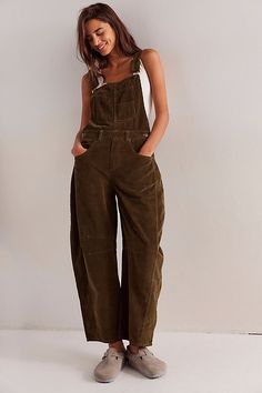 Our top-rated Good Luck Overalls — now in a textured corduroy fabrication! Featuring the signature barrel-leg fit, you’ll reach for this pair all season long. **Fit:** Bib-and-brace design with wide barrel-leg **Features:** Front bib pocket, tapered knee design, adjustable brace straps, side button detailing, soft cord fabrication **Why We ❤ It:** Toughened-up with moto boots or laid-back with sporty sneakers, this pair has endless ways to wear. | We The Free Good Luck Cord Overalls at Free Peop Best Baggy Overalls, Best Overalls For Women, Womens Winter Overalls, Barrel Leg Overalls Outfit, 2022 Overall Trends, Cord Dungarees Outfit, Grungy Cottage Core, Women’s Overalls, Khaki Overalls Outfit