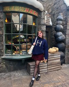 Universal Hollywood Harry Potter land Winter Universal Studios Outfit, Hp Studios London, Ravenclaw Outfit Universal Studios, Orlando December Outfit, Universal Studios Orlando Christmas Outfit