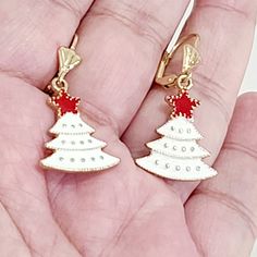 Aretes De Rbol De Navidad Baado En Oro 14k. 14k Gold Plated Christmas Tree Earrings New. Size : 1" Aprox Elegant White Christmas Earrings, White Jewelry For New Year Holiday, Elegant White Earrings For Holiday, Elegant White Holiday Earrings, New Year Holiday White Jewelry, White Christmas Jewelry With Matching Earrings, White Christmas Jewelry Set With Matching Earrings, White Christmas Jewelry For Holidays, White Christmas Jewelry For Festive Occasion