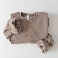 MAMA, DAD, AUNTIE, UNCLE, GRANDMA, GRANDPA custom embroidered crewneck sweatshirt, monochromic and neutral minimal modern design. This sweatshirt is unisex in size so fits slightly oversized. Material is lightweight and buttery soft fleece lined, perfect for year-round!  Bella + Canvas Fleece  material: Airlume Combed and Ring-spun cotton/polyester  Unisex, related fit (please refer to size guide in listing photos) Ribbed cuff and waistband If you would like something other than the listed embro New Mom Sweatshirt, Grandma And Grandpa Sweatshirts, Dad Crewneck Sweatshirt, Cool Mom Sweatshirt, Mom Crewneck Sweatshirt, Mama And Mini Sweatshirts, Embroidered Sweatshirt Ideas, Gifts For Grandmas, Mama Embroidered Sweatshirt