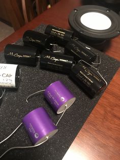 there are many batteries on the table next to each other