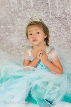 Disney Frozen Elsa costume little girl photography.. Girl Shower Cupcakes, Princess Portrait, Elsa Frozen Costume, Baby Diy Sewing