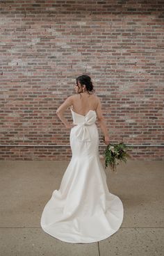 Mikaella // 2267 - Ivory - Size 10 - https://www.brickandbustlebridal.com