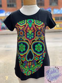 This t shirt is so unique, each of the different color circle dots make up the entire sugar skull. This gives so much color and style to a simple t shirt. It is tagged a Medium but it is a fitted t shirt. Could definitely fit a small for a more loose fit. It is cut in a U-shape allowing the t shirt to be a little more flattering. Puebla Dress, Casual Spring T-shirt With Skull Print, Sugar Skull Shirt, Fitted T Shirt, Mexican T Shirts, Skull Print Short Sleeve T-shirt For Summer, Multicolor Crew Neck T-shirt With Skull Print, Mexico Shirts, Mexican Shirts