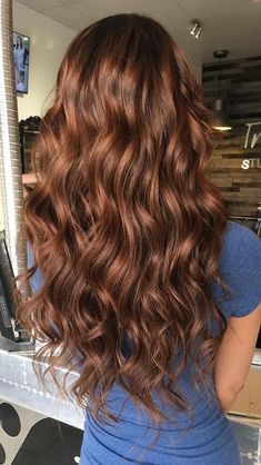 Red Highlights In Brown Hair, Red Brown Hair Color, Brown Hair Color Shades, Rambut Brunette, Red Brown Hair, Art Socks, Hair Idea