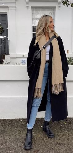 Schwarzer Mantel Outfit, March Outfits, Scarf Outfit Winter, Mantel Outfit, Looks Adidas, Nyc Winter Outfits, 00s Mode, Stile Blair Waldorf, Adrette Outfits