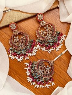 Beautiful Nauratan teeka set. This piece is gold plated and high quality. Message me for anymore questions! Kundan Bridal Necklace With Matching Earrings In Temple Style, Eid Jewelry Sets With Chandbali Latkans, Eid Jewelry Sets With Latkans And Chandbali Shape, Gift Chandbali Tikka With Hand Set, Chandbali Tikka Gift, Chandbali Tikka As A Gift, Festive Jewelry Sets With Latkans For Eid, Gold Plated Meenakari Jewelry Sets, Chandbali Kundan Bridal Sets For Celebration