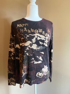 Super unique vintage 1990's Halloween embellished shirt. Cotton/polyester blend. Reads size X- Large, but see measurements below to ensure correct fit. Perfect for casual wear or for a fun Halloween party or trick or treating!  Approx Measurements:  Shoulder to shoulder: 16:" Armpit to armpit: 20" Shoulder to end of sleeve: 25" Total length (back of neck to bottom of garment): 23" 🎃See the online shop for more vintage Halloween items.  All of the items listed are pre-loved vintage pieces and wi Grunge Long Sleeve Tops For Halloween, 90s Style Graphic Print Tops For Fall, 90s Crew Neck Halloween Tops, Halloween Printed Cotton Top, 90s Long Sleeve Tops For Fall, Printed Cotton Halloween Tops, Retro Long Sleeve Halloween Tops, 90s Halloween Graphic Print Top, 90s Style Halloween Graphic Print Top