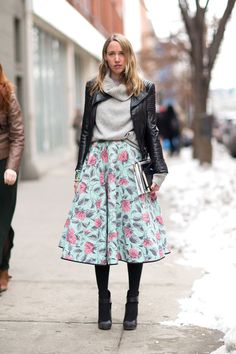 I'm loving florals with black, but when I try to do it never feels right. Wonder what I'm doing wrong? Outfit Long Skirt, Long Skirt Winter, Skirt Winter, Full Midi Skirt, Nyc Street Style, Instagram People, Trendy Outfits Winter, Nyfw Street Style, Trendy Winter