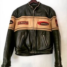 Wonderful cowhide leather jacket from the late 80's made in France by the prestigious brand Custom Helston's. The jacket is lined inside in cotton and does not have the option of protections although it has padded elbows and the strong leather makes it a very safe jacket. The jacket is in perfect condition and only has traces of soot from the roads which gives it a special vintage touch. The size is a men's L. Measurements: Shoulder to shoulder 53 cm. Zipper length 53 cm. Armpit to armpit 56 cm. Cafe Racer Style, Style Classic, Cafe Racer, Cowhide Leather, Made In France, Two Hands, Motorcycle Jacket, Classic Style, Mens Jackets