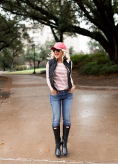 Spring Showers | Rainboots 2 Ways Hot Rainy Day Outfit, Elegante Outfits, Tops Fall Outfits, Winter Outfits For School, Cute Winter Outfits, Brunch Outfit