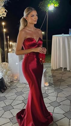 Llama la atención sin esfuerzo con este impresionante vestido de fiesta largo de satén rojo con escote en forma de sirena. El color rojo intenso y la elegante silueta de sirena seguro que dejarán huella. El escote en forma de corazón añade un toque de romanticismo mientras que la lujosa tela de satén cae de forma hermosa. Perfecto para una glamorosa noche de graduación o cualquier evento formal.

 Detalles:

 Estilo de vestido: sirena

 Color: Rojo

 Escote: Corazón

 Mangas: Sin mangas

 Estil Prom Inspo, Mermaid Prom Dress, Long Evening Dress, Dress Mermaid, Custom Size Dresses, Prom Dresses Online, Red Prom, Mermaid Evening Dresses, Long Red