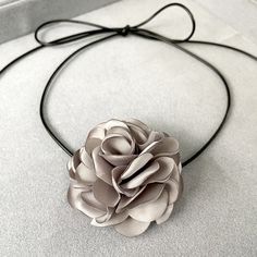 Material: Cloth Fashion Element: Camellia Style: Retro Rose-colored Flower Jewelry For Party, Rose Flower Jewelry For Party, Chic Flower Necklaces For Party, Chic Flower Necklace For Gifts, Chic Flower Necklace For Party, Chic Flower Shaped Necklace For Gifts, Chic Flower Necklace For Gift, Elegant Rose Flower Necklace With Rose Design, Rose Gold Flower Necklace For Parties