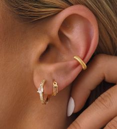 Couch Ear Piercing, Gold Cuff Earrings, Ear Stacks, Ear Cuff Piercing, Earring Cuff, Double Ear Piercings, Earring Inspo, Bday List, Cute Ear Piercings