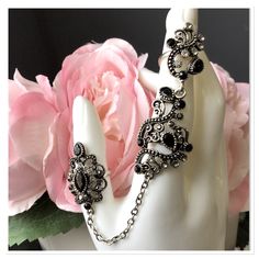 New Vintage Look Silver Tone Plating Crystals And Resin Pet Free Smoke Free Home Nickel-free Black Wedding Jewelry, Nickel-free Black Jewelry For Wedding, Silver Gothic Jewelry For Evening, Gothic Silver Jewelry For Evening, Double Finger Ring, Jewelry Antique, Ring Color, Finger Ring, Ring Finger