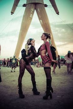 Burning Man Pictures, Burning Man Sculpture, Burning Man Girls, Afrika Burn, Burning Man Art, Mode Steampunk, Festival Mode