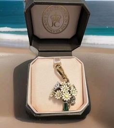 Elegant Daisy Shaped Jewelry, Elegant Daisy Flower Charm Jewelry, Bouquet Of Daisies, Butterfly Bow, Clip On Charms, Juicy Couture Charms, Sparkle And Shine, Beautiful Bouquet, Dangle Charms