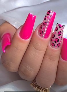 Hot Pink Nails With Design Summer, Hot Pink Cheetah Nails, Hot Pink Leopard Nails, Nails Square Design, Neon Leopard Nails, Barbie Pink Nails With Design, Nails Fucsia, Vacation Nails Ideas, Cute Pink Nail Ideas