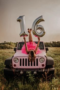 16 Birthday Party Outfits Sweet 16, Birthday Jeep Pictures, Sweet 16 Car Pictures, 18th Birthday Picture Ideas Photography, Sweet 16 Car Cake, Cute Sweet 16 Picture Ideas, Sweet 16 Car Photoshoot, Sweet 16 Photoshoot With Car, Sweet 16 Picture Collage Ideas