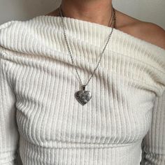 Y2k 2000s Vintage Silver Cute Heart Pendant Locket Chain Necklace These Chains Are Unisex! Brand New Brandy Melville Locket Necklace, Vintage Silver Jewelry Necklace, Silver Locket Necklace Vintage, Boho Jewelry Silver, Silver Jewelry Y2k, Silver Necklace Stack, Heart Locket Necklace Silver, Steven Harrington, Vintage Heart Necklace