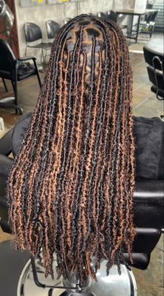 Soft Loc Ideas, Soft Locs With Blonde Highlights, Soft Locs Medium Size, Mixed Color Soft Locs, Soft Dreadlocks Hairstyles, Soft Locs With Brown Highlights, Brown And Black Faux Locs, Soft Locs Medium Parts, Black Girls Hairstyles Locs