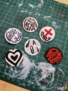 значки Bottle Cap Pins Diy Ideas, Diy Pin Ideas Aesthetic, Bottons Ideas, Diy Badges, Soda Can Crafts, Diy Journal Books, Cool Paper Crafts, Diy Pins, Diy Crafts To Do