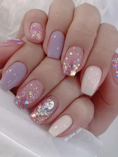 Korean mauve nails: white and glitter coffins Mauve Nails With Accent, Nail Designs For Wedding Guest, Bridgerton Nails Inspired, Korean Fall Nails, Mauve Nail Ideas, Short Pretty Nails, Medium Nail Ideas, Mauve Nails Design, Korean Nail Art Aesthetic