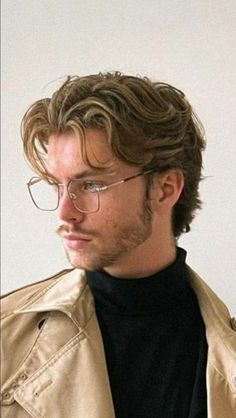 Old Money Mullet, Old Money Hairstyles Men Wavy Hair, Short Haircuts For Men With Wavy Hair, Men Summer Haircut, Old Money Haircut Men, Man Mullet, Flow Haircut Men, Flow Hairstyle Men, Short Flow Haircut Men