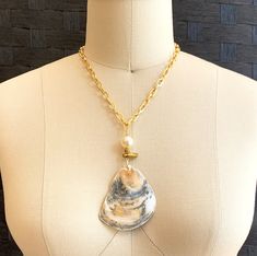 Handmade Oyster & Pearl Seashell Necklace, One of a Kind, 18K Gold Plated Chunky Chain Metallic Gold Paint, Seashell Pendants, Oyster Pearl, Bronze Necklace, Pretty Beads, Seashell Necklace, Handmade Headbands, Dope Jewelry, Seashell Crafts