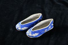 Vintage Chinese children's shoes in blue silk. These are hand made of cotton and silk, with embroidered design. This pair is in used, excellent condition. Measuring 5.5" long, and 2.25" wide Chinese Shoes, Yosemite Sam, Chinese Silk, Ming Dynasty, Shoes Blue, Blue Silk, Traditional Chinese, Childrens Shoes, Embroidered Design