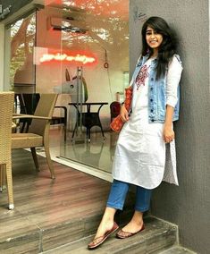 Kurti With Jeans, Look Hippie Chic, Looks Jeans, Casual Indian Fashion, Office Wear Women, Outfits Dress, Trendy Dress Outfits