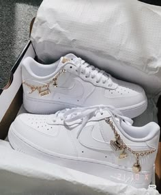 Kasut Pengantin, Trendy Shoes Sneakers, White Nike Shoes, Nike Shoes Girls, Nike Fashion Shoes, Preppy Shoes, Pretty Shoes Sneakers, Jordan Shoes Girls, All Nike Shoes