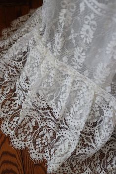 Wedding dress form the seventies-gunne saxe style,lace up bodice boho chic! poet sleeves. https://www.facebook.com/media/set/?vanity=RetroVintageWeddings1920s1930s&set=a.3623369454425738 Gatsby Wedding Dress, Flapper Wedding, Wedding Dress Lace, Gunne Sax, Tres Chic, Alternative Wedding, Fairytale Wedding, Dress Form, Hippie Chic