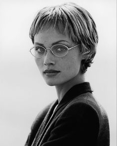 90s Eyewear Campaign, Woman Glasses Frames, Hair Bob Short, 90s Glasses, Eyewear Campaign, Amber Valletta, Sunglasses Store, 90s Supermodels