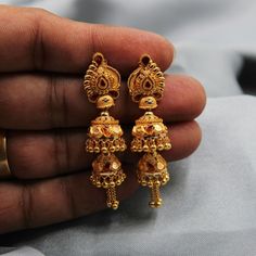 South Indian Gold Earrings, Gold Jhumka Earrings Bridal, Daily Wear Gold Earrings, Rani Har, Jhumka Designs, Bollywood Bridal, Gold Earrings Indian, Locket Design, Gold Jhumka Earrings