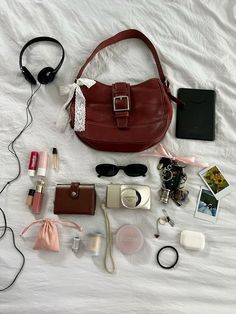 Whats In My Bag Vintage, Coquette Whats In My Bag, What In My Bag Aesthetic, Shopping Aesthetic Bags, Inside My Bag Aesthetic, Whats In My Bag Aesthetic, Bag Whats In My, What’s In My Bag Aesthetic, Bag Essentials Aesthetic