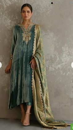 Velvet Suit Pakistani, Velvet Kaftan, Suit Pakistani, Beautiful Pakistani Dresses, Salwar Kamiz, Indian Dresses Traditional