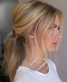 Sweep hair into a low ponytail and let pieces fall out on the sides. Tug sections at the top to create a small bump, and you are good to go with this free style. More Messy Ponytail Hairstyles, Elegant Ponytail, Blonde Ponytail, Wavy Ponytail, Easy Hair Updos, Penteado Cabelo Curto, Low Ponytail, Messy Hairstyles, Ponytail Hairstyles