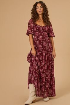 Featuring delicate puff sleeves, a gathered bodice, and a tiered skirt, this feminine floral maxi dress offers a romantic and sophisticated look perfect for any occasion. Fall Dresses Casual Midi, Modest Christmas Dresses, Boho Winter Dress, Fall Maxi Dress, Fall Formal Dresses, Football Dress, Puff Sleeve Maxi Dress, Feminine Clothes, Gathered Bodice