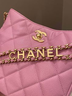 Chanel 22S Hobo Shoulder BagMavue Pink Caviar AGHWSize 19 x 17 x 9 cmShoulder drop 22 cmMicro ChipApril 20229.9/10 New Kept Unused w Seal (minimal storage signs if any otherwise new)Includes full set box, dust bag and receiptRTP 7000 sgdPrice now 5400 sgd 4050 usd CN5535-01 Minimal Storage, Quilted Wallet, Hobo Shoulder Bag, Shopping Tote, Full Set, 9 And 10, Luxury Bags, Bag Accessories, Dust Bag