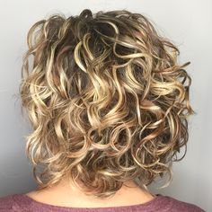 Love the curls and length Messy Blonde Balayage Bob Obličejové Masky, Blonde Balayage Bob, Short Curly Bob, Curly Bob Hairstyles