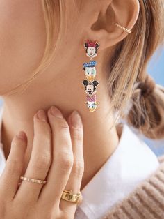 Embrace your inner Disney with the Mickey & Friends Disney Drop Earrings. These statement earrings feature sparkling pavé stones adorned to each iconic character. This is an officially licensed Disney product. Must Have Gifts For Women, Disney Christmas Earrings, Disney Christmas Outfits, Dark Earrings, Disney Adult, Disney Earrings, Disney Bounding, Disney Plush, Mama Style