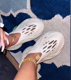 Jordan Fuzzy Slippers, Classic White Luxury Jordan Shoes, Luxury Jordan Shoes For Streetwear, Luxury White Jordan Shoes, Fuzzy Jordan Slippers, Stile Kylie Jenner, Fresh Shoes, Shoe Inspo, Girly Shoes