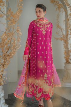 Buy Pakistani Pink Embroidered Long Kameez With Trousers an elegant masterpiece that will give you a stunning look with a contrast of shocking pink color. Heavy Indian Suits, Heavy Suits Indian Party Wear, Nadia Farooqui, Crochet Cable Knit, Long Kameez, Casual Bridal Dress, Gharara Suits, Long Kurtis